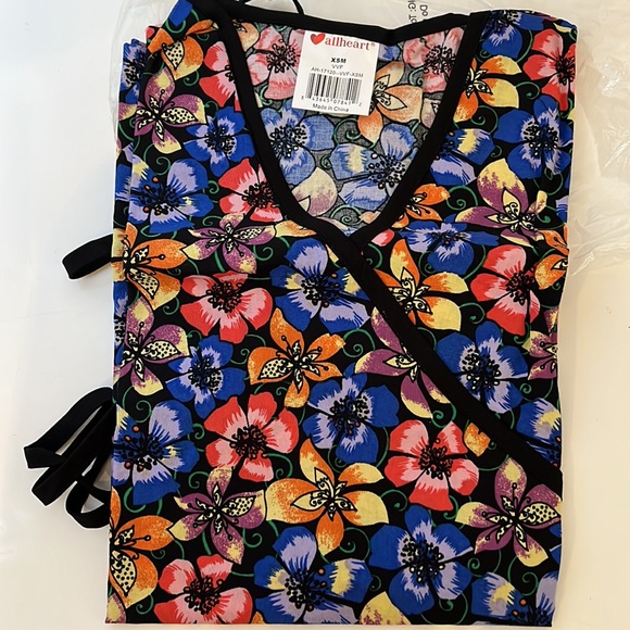 Scrub top bundle. - Picture 5 of 5